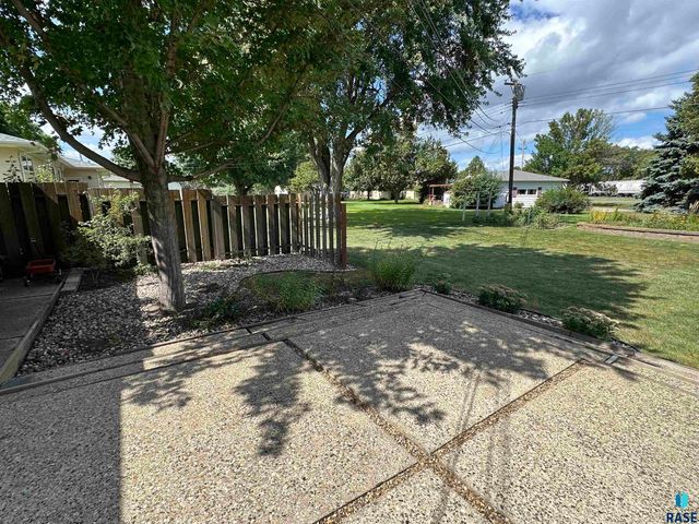 6204 W 10th St Street, Sioux Falls, SD 57107