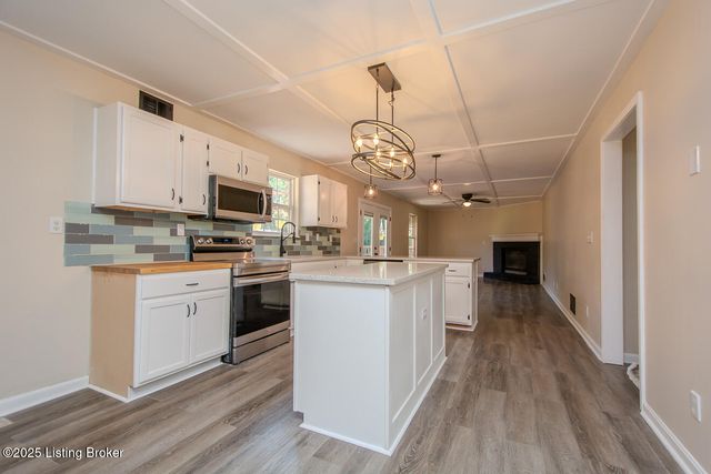 6909 Samuel Long Way, Louisville, KY 40229