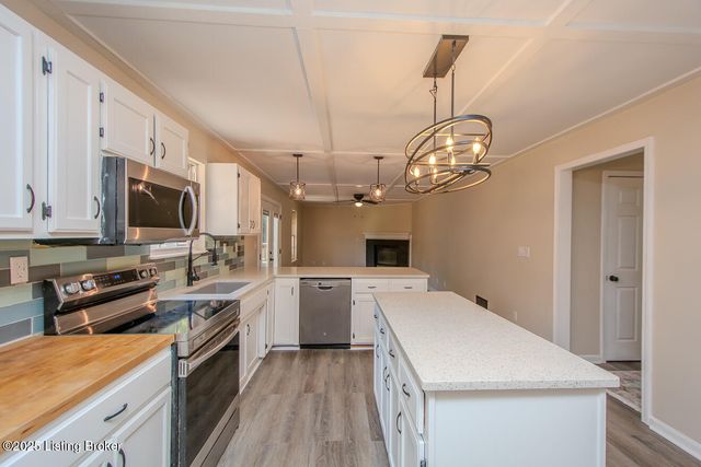 6909 Samuel Long Way, Louisville, KY 40229