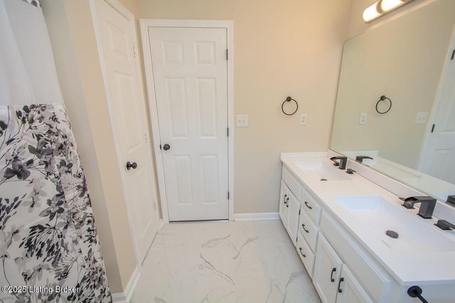 6909 Samuel Long Way, Louisville, KY 40229