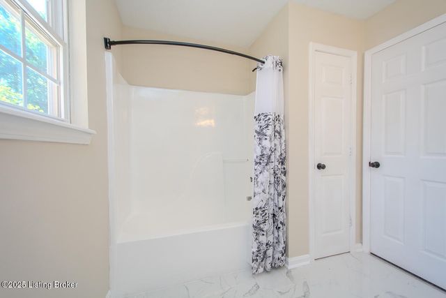 6909 Samuel Long Way, Louisville, KY 40229