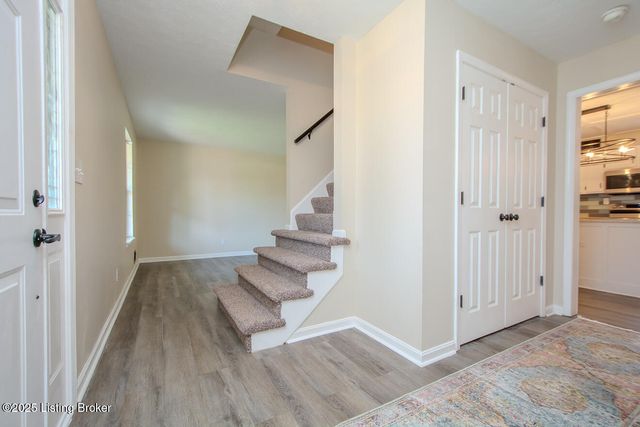 6909 Samuel Long Way, Louisville, KY 40229