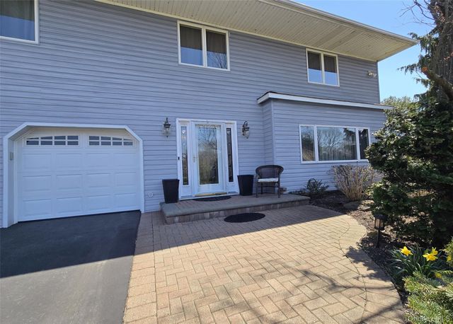 17 Ethan Lane, Ronkonkoma, NY 11779