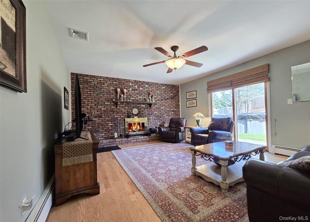 17 Ethan Lane, Ronkonkoma, NY 11779