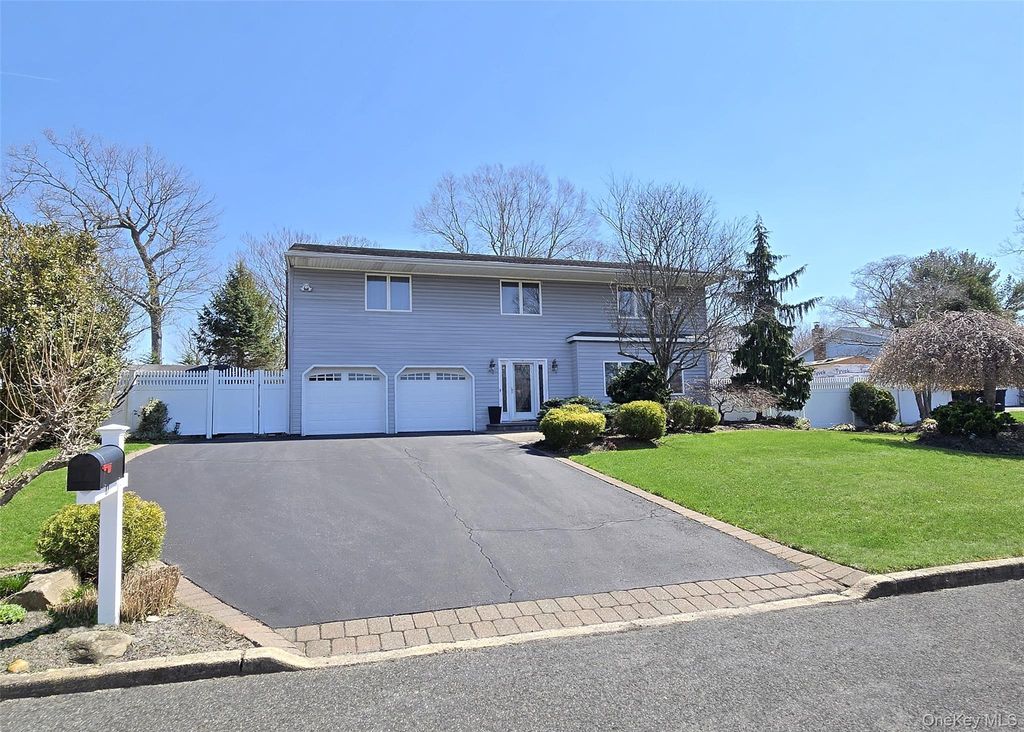17 Ethan Lane, Ronkonkoma, NY 11779