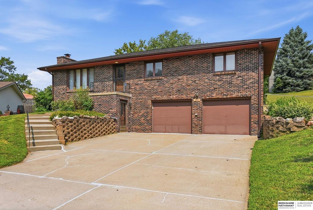 4618 Primrose Lane, Omaha, NE 68157