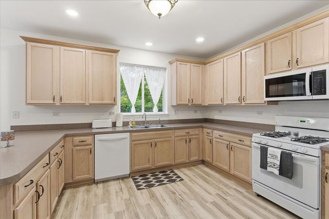2886 Camden Drive, West Chicago, IL 60185