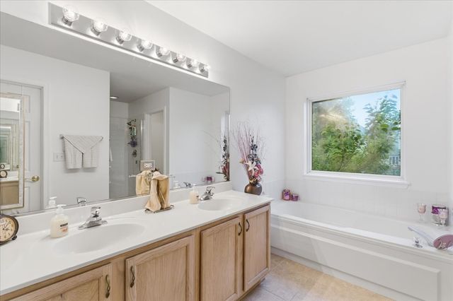 2886 Camden Drive, West Chicago, IL 60185