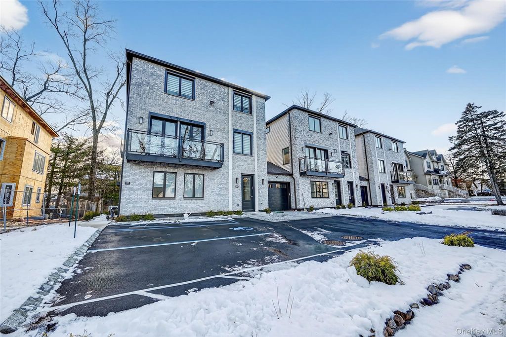 27 Ellish Parkway 202, Spring Valley, NY 10977