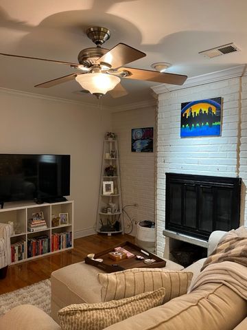 643 W Barry Avenue 1A, Chicago, IL 60657