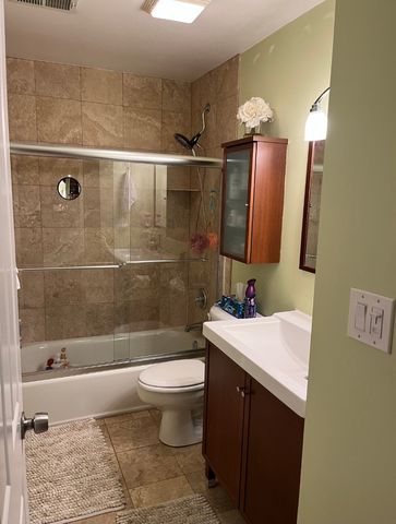 643 W Barry Avenue 1A, Chicago, IL 60657