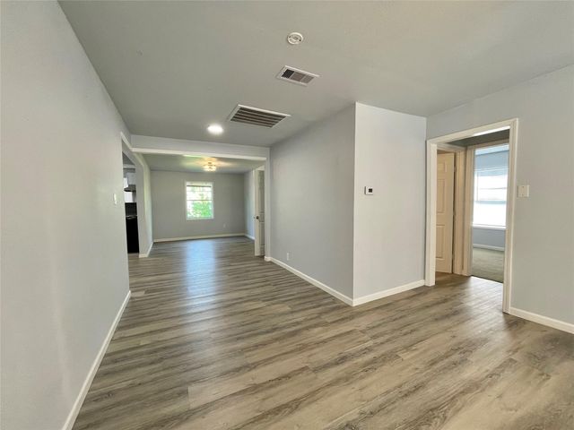 150 Huisache Street, Lake Jackson, TX 77566