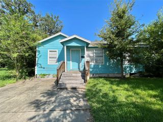 150 Huisache Street, Lake Jackson, TX 77566