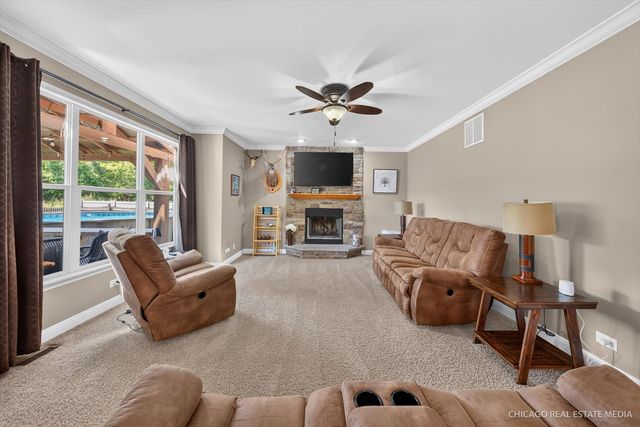 661 Hickman Lane, Woodstock, IL 60098