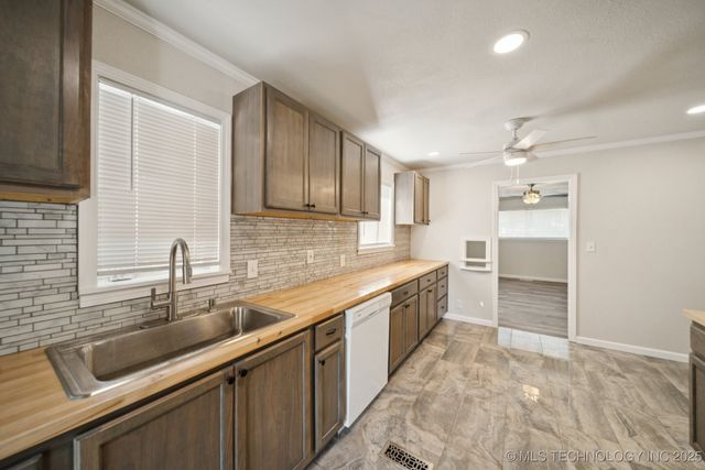 16 W 40th Street, Sand Springs, OK 74063