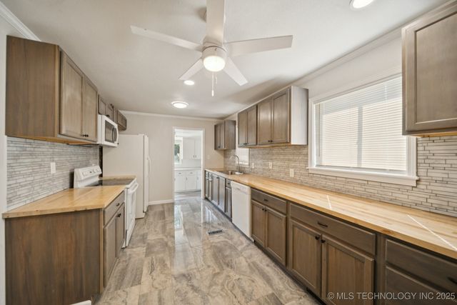 16 W 40th Street, Sand Springs, OK 74063