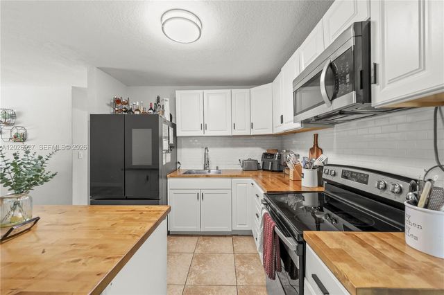 1611 SW 67th Ave, North Lauderdale, FL 33068