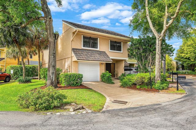 5664 Santiago Circle, Boca Raton, FL 33433