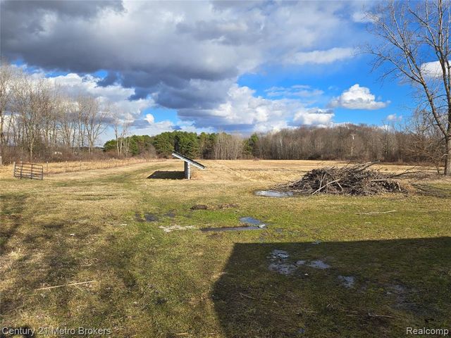 5638 N Lake Road, Columbiaville, MI 48421