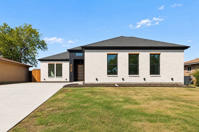 921 Woodcrest Drive, Lancaster, TX 75134