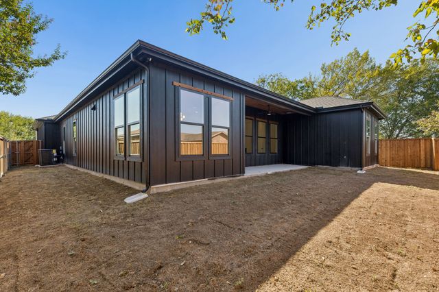921 Woodcrest Drive, Lancaster, TX 75134
