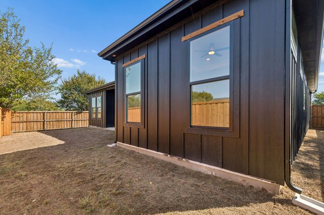 921 Woodcrest Drive, Lancaster, TX 75134