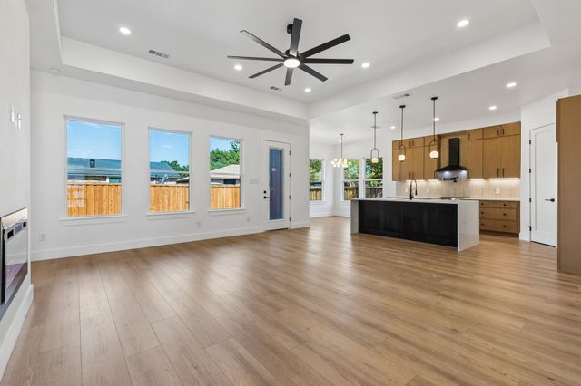 921 Woodcrest Drive, Lancaster, TX 75134