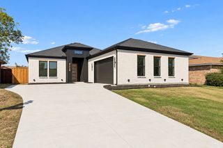 921 Woodcrest Drive, Lancaster, TX 75134