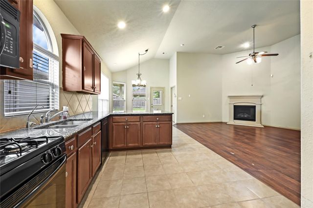 8706 Sunrise Canter Drive, Tomball, TX 77375