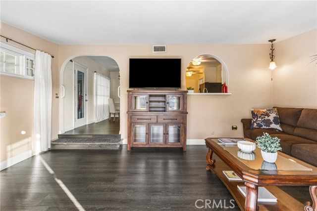 1817 N Hollywood, Burbank, CA 91505