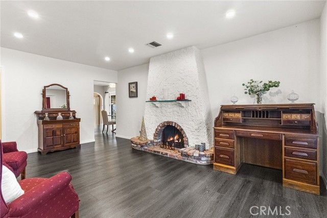 1817 N Hollywood, Burbank, CA 91505