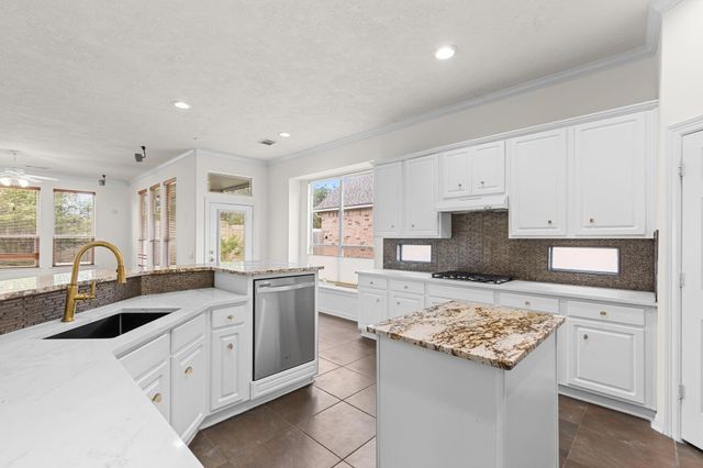 2404 S Venice Drive, Pearland, TX 77581