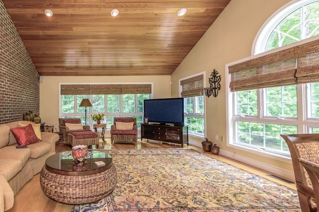 3 Aberdeen St, Windham, NH 03087