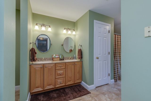 3 Aberdeen St, Windham, NH 03087