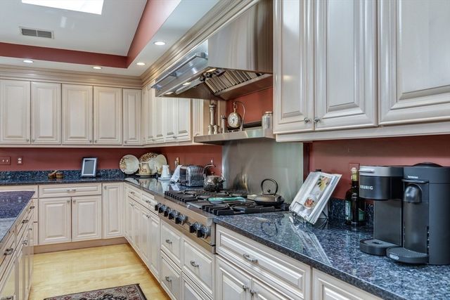 3 Aberdeen St, Windham, NH 03087