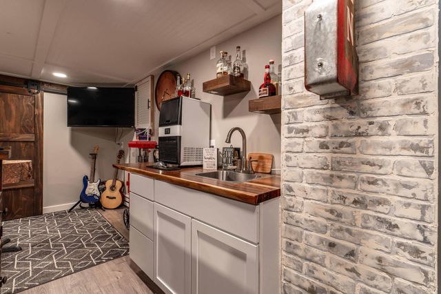 736 Shorewood Drive, Detroit Lakes, MN 56501