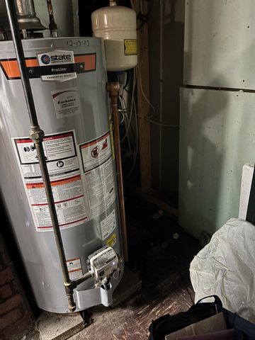 13 Batchelder Ave Apt 1, Manchester, NH 03103