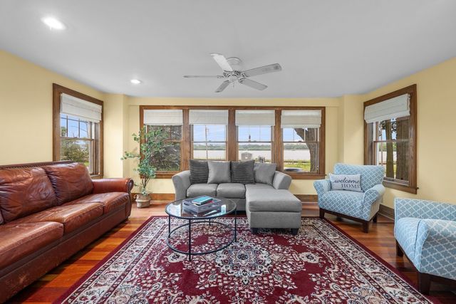 718 River Drive, Bettendorf, IA 52722