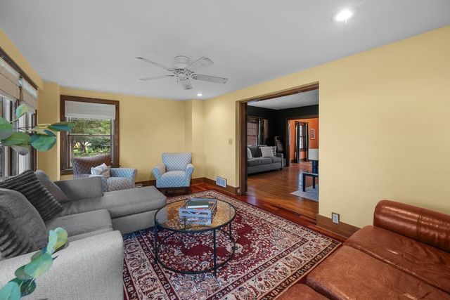 718 River Drive, Bettendorf, IA 52722