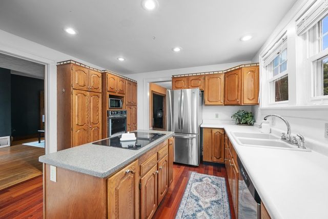 718 River Drive, Bettendorf, IA 52722