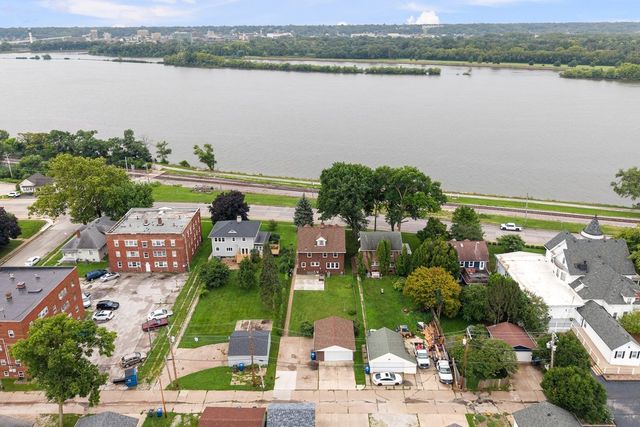 718 River Drive, Bettendorf, IA 52722