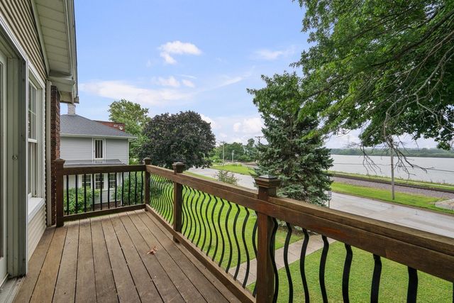 718 River Drive, Bettendorf, IA 52722