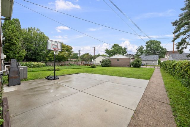 718 River Drive, Bettendorf, IA 52722