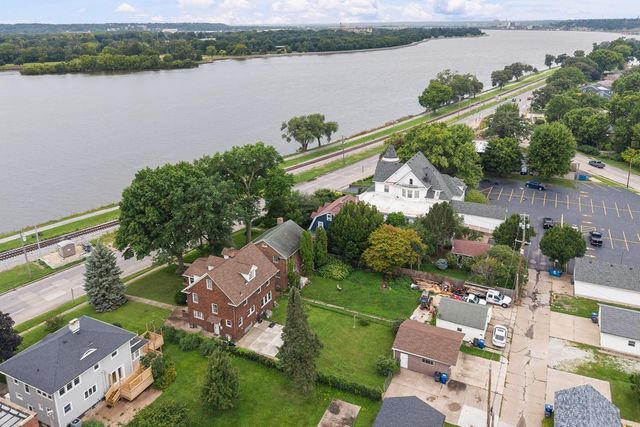 718 River Drive, Bettendorf, IA 52722