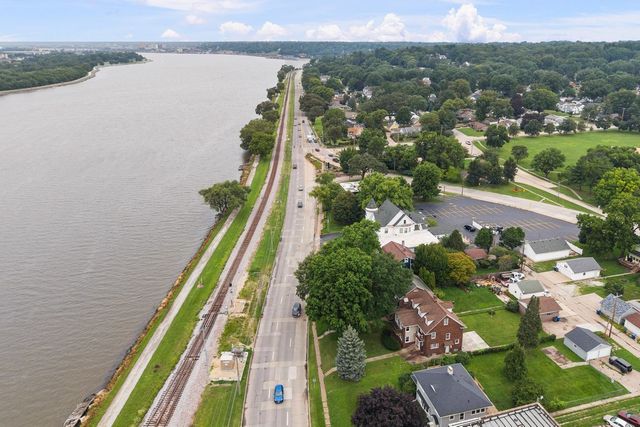 718 River Drive, Bettendorf, IA 52722
