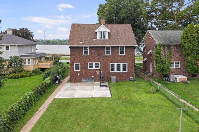 718 River Drive, Bettendorf, IA 52722