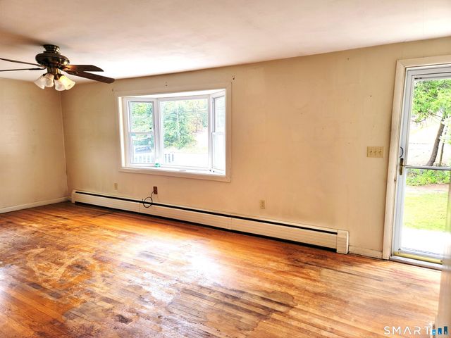 527 East Street North, Suffield, CT 06078