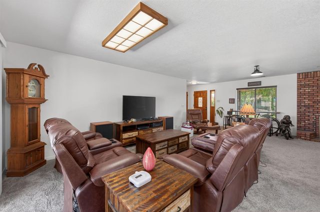 5253 E Platt Avenue, Fresno, CA 93727