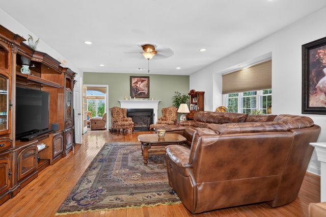 18 Valley View Dr, Grafton, MA 01536