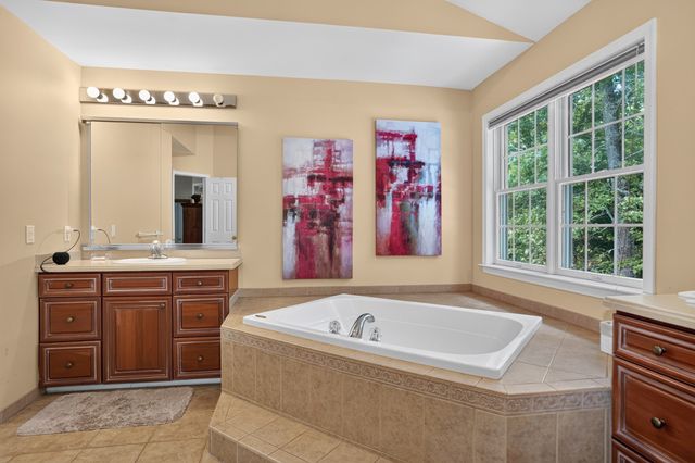 18 Valley View Dr, Grafton, MA 01536
